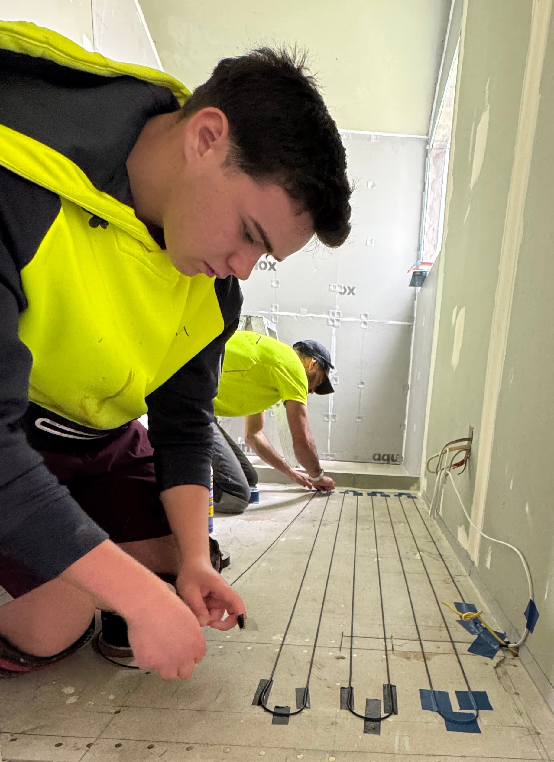 Undertile heating installation